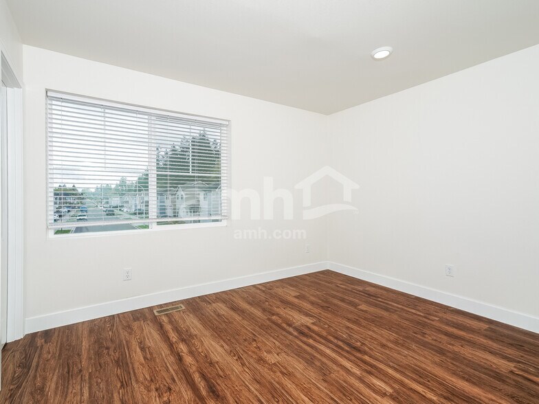Building Photo - 9228 Tigerlilly St