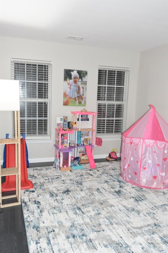 Building Photo - 6985 Honey Tree Ln