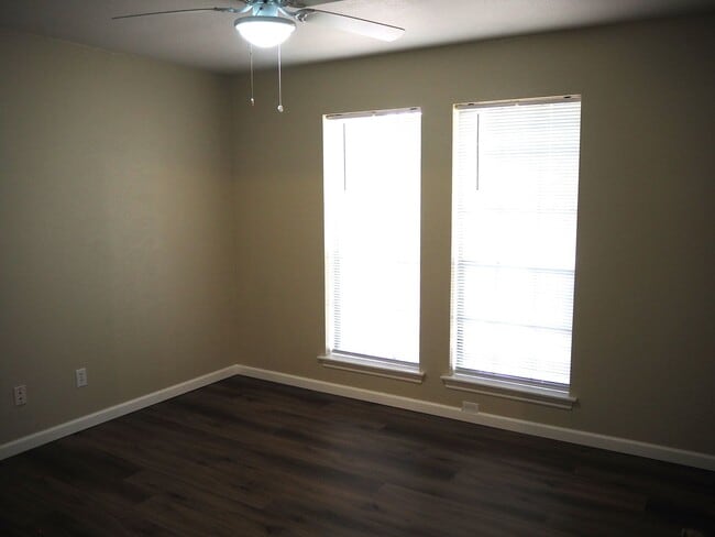 Building Photo - 1934 Maxwell Dr