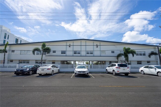 Building Photo - 1940 Bay Dr