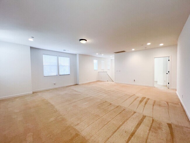 Building Photo - Spacious 4 Bd 3 Bath Home in Elk Grove