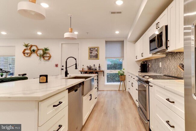 Building Photo - 1206 N Orianna St