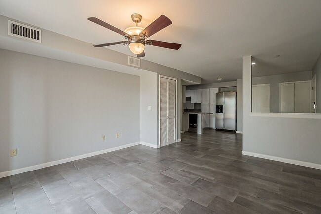 Building Photo - Walking Distance to ASU!