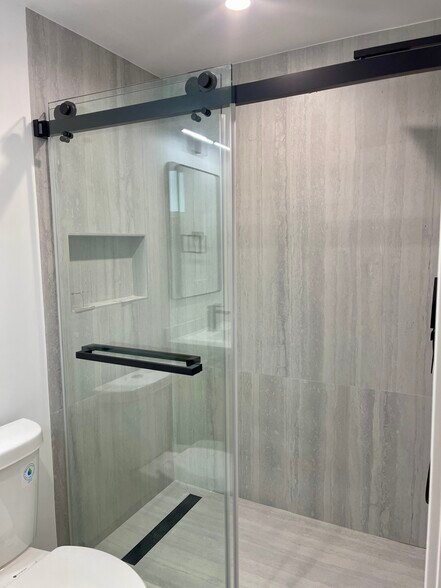 Building Photo - 613 1/2 W 41st St