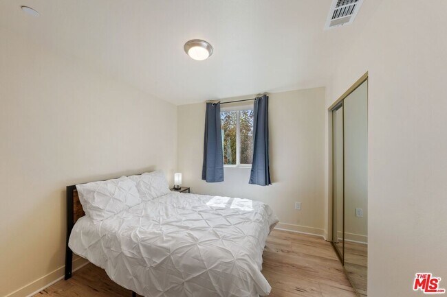 Building Photo - 5912 S Flower St