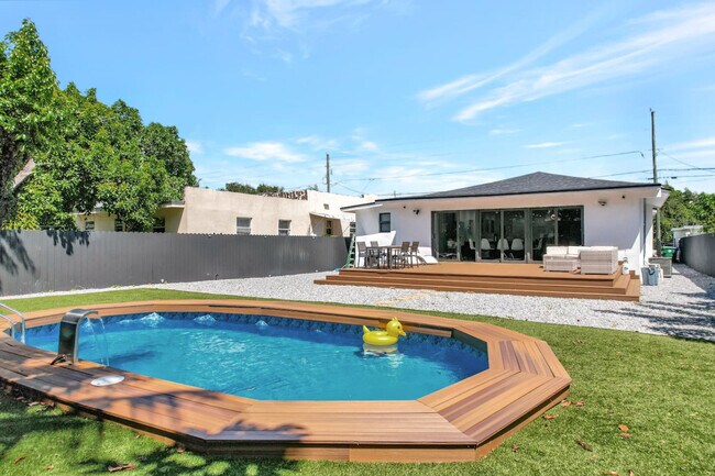 Building Photo - 5313 NE 1st Ave