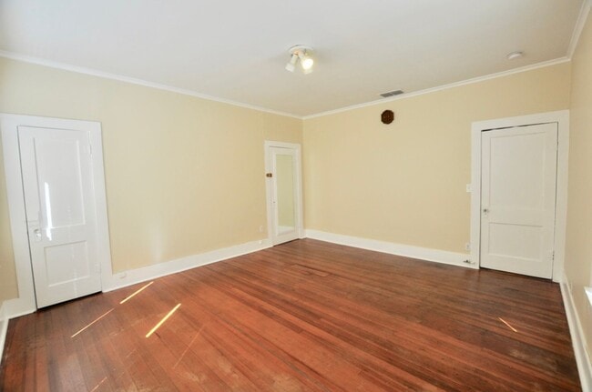 Building Photo - FOR LEASE! 3 BR - 1 BA - 1 Car Garage - 1,...
