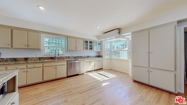 Building Photo - 1107 S Bundy Dr