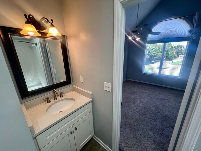 Building Photo - 3BR/3.5BA on the North End
