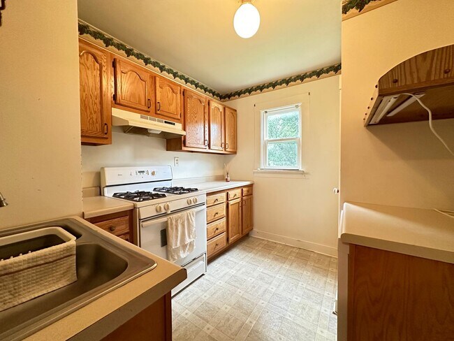 Building Photo - Beautiful 2 bedroom house with garage $875