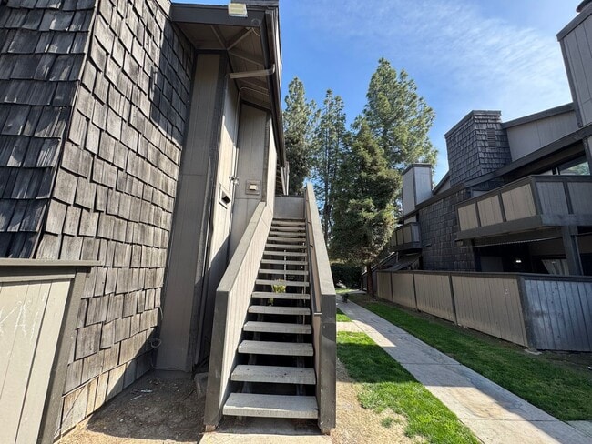 Building Photo - 1190 S Winery Ave