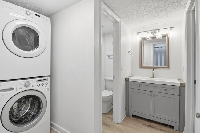 Building Photo - $1,495.95 - 1 Bed, 1 Bath Updated Unit in Westminster with In Unit Washer/Dryer!