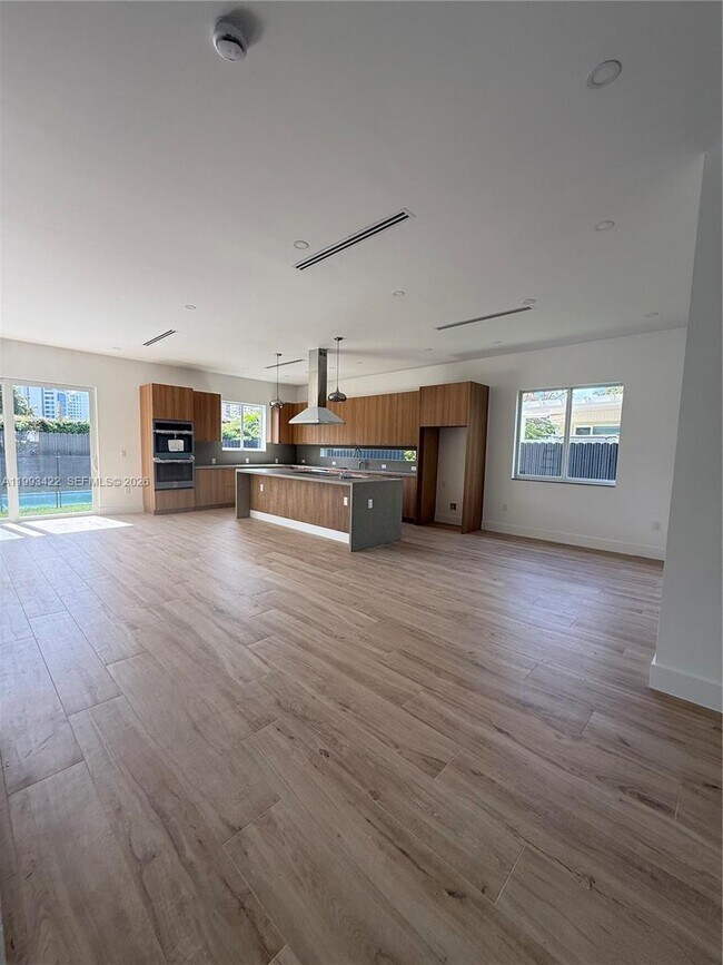 Building Photo - 1981 SW 33rd Ave