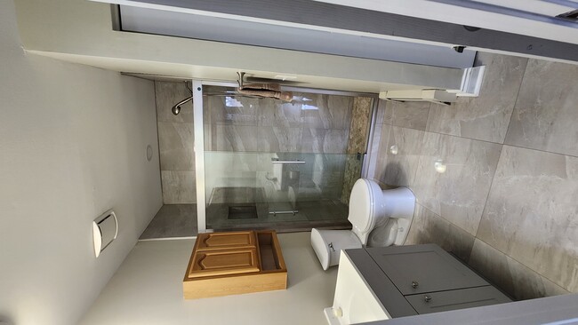 Building Photo - 400 Echo Ln