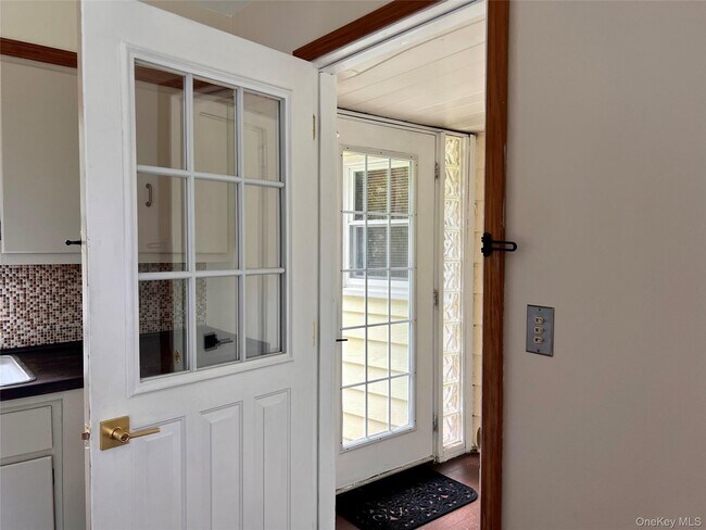 Building Photo - 2 Oak St