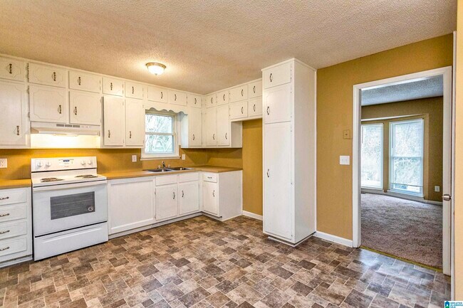 Building Photo - 5849 Janet Dr