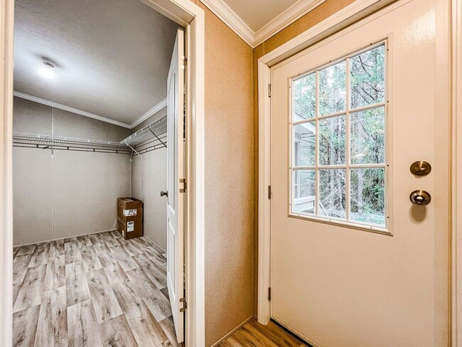 Building Photo - LOCATION! 5 mins from Carolina Beach bridg...