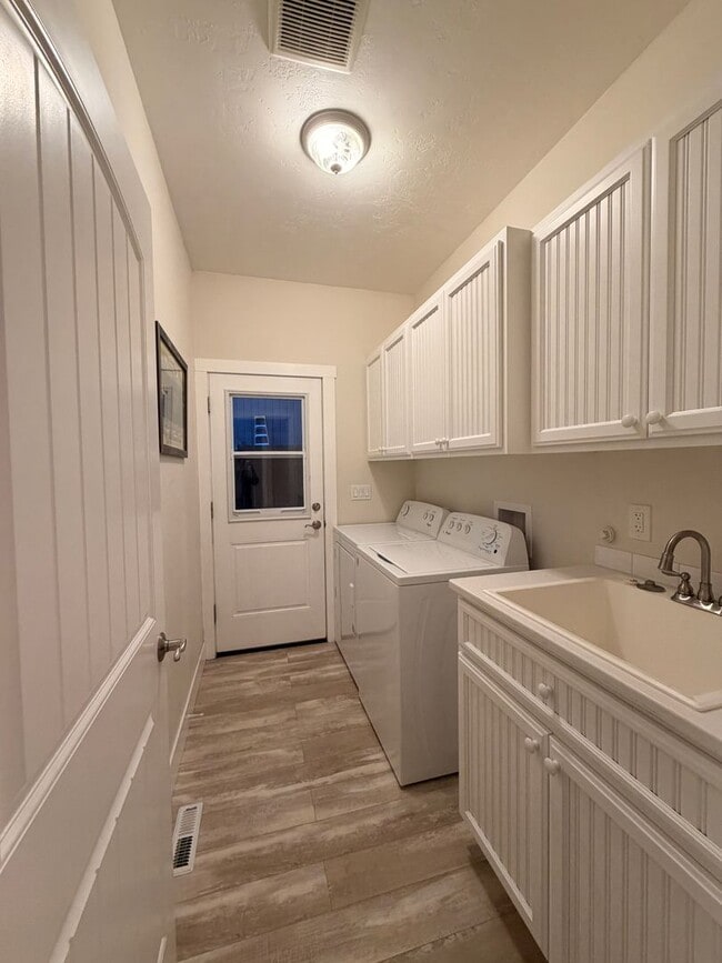 Building Photo - Dual Primary Suite's. 2 Bedroom / 2.5 Bathroom Single Level Home in NE Bend - PENDING APPLICATION