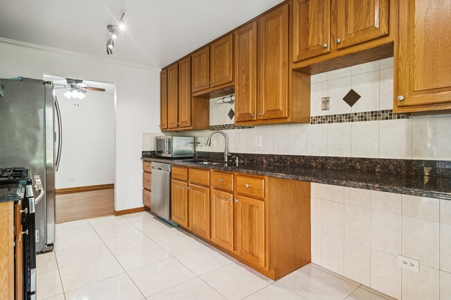 Building Photo - 1316 E Evergreen Dr