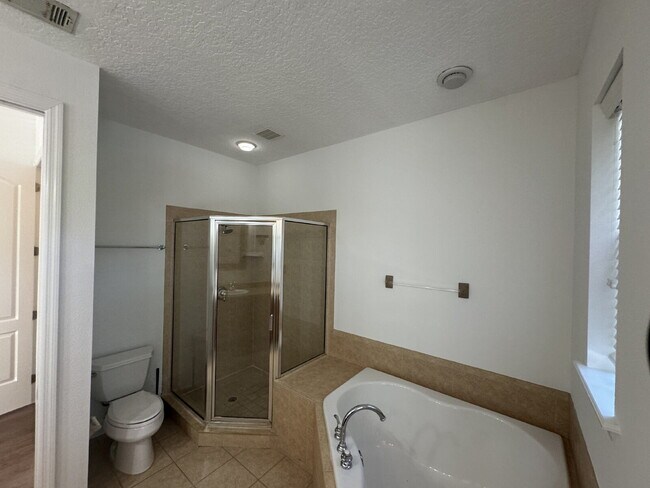 Building Photo - "Spacious 3-Bed Townhouse Retreat in Tampa's Heart - Modern Comforts Await!"