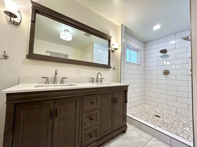 Building Photo - Beautiful Updated 2 Bedroom 2 Bathroom - C...