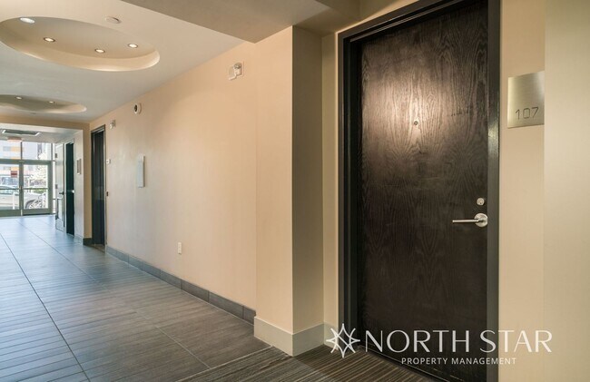 Building Photo - Pearl District Living on the Willamette River