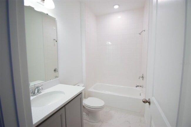 Building Photo - 2370 Lancashire St