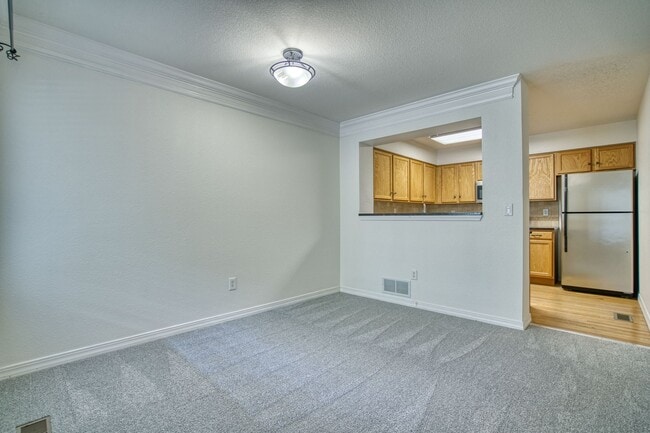 Building Photo - Beautiful Quail Crossing Townhome – Walk t...