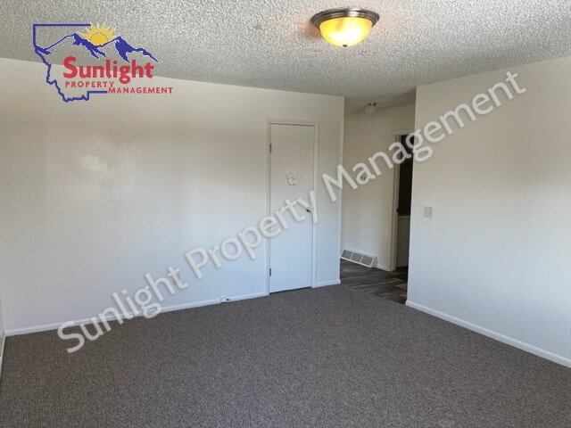 Building Photo - 2 Bed 1 Bath Duplex with Attached Garage