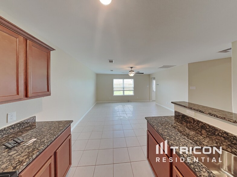 Building Photo - 332 Summer Horse Dr
