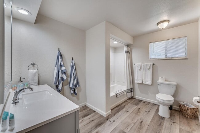 Building Photo - Three Bedroom Home in Midtown District