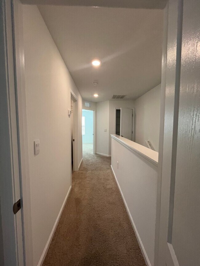 Building Photo - Town Home in The Trails -2 Primary Suites!!