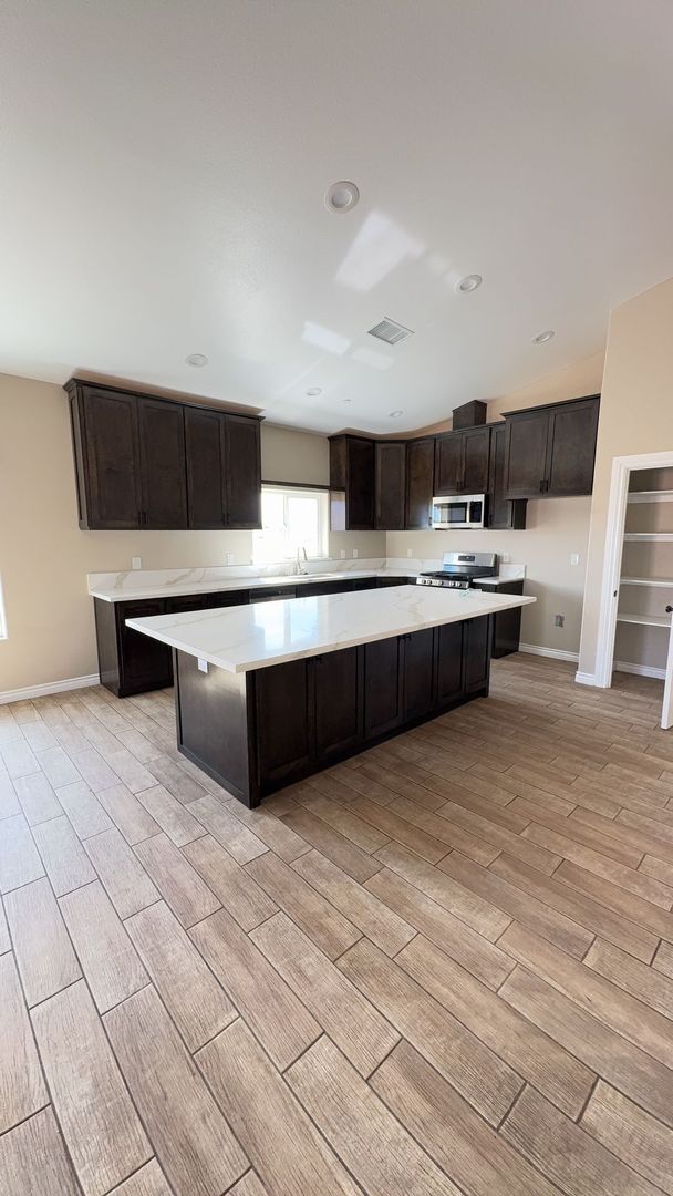 Building Photo - NEWER CONSTRUCTION 4 BEDROOM APPLE VALLEY HOME