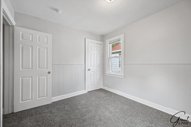 Building Photo - $1150 3 bedrooms