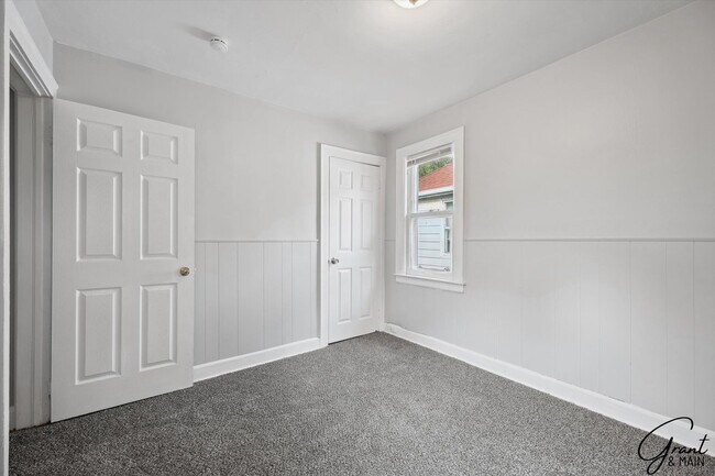 Building Photo - $1250 3 bedrooms