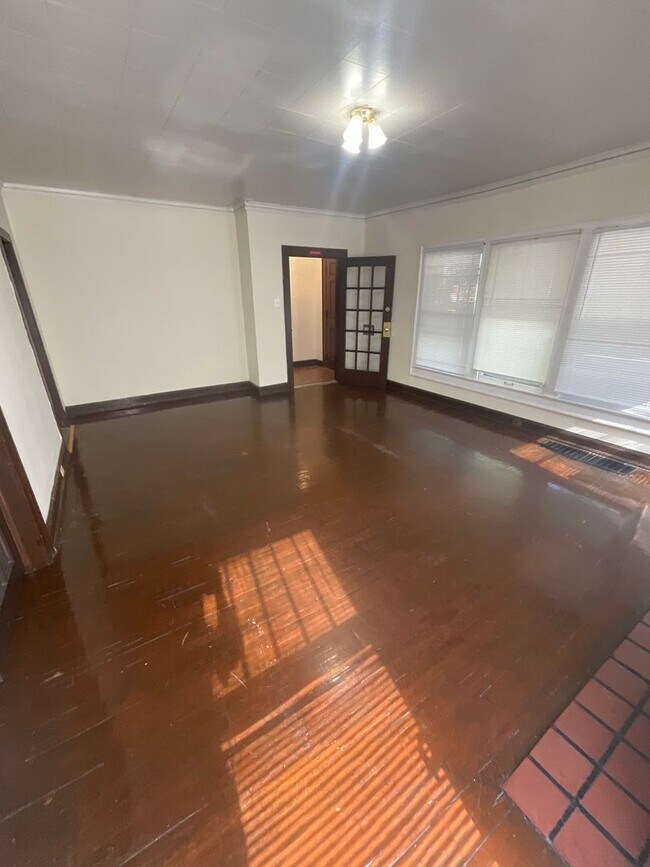 Building Photo - *2027* 4 Bed House!! Great Spot!!