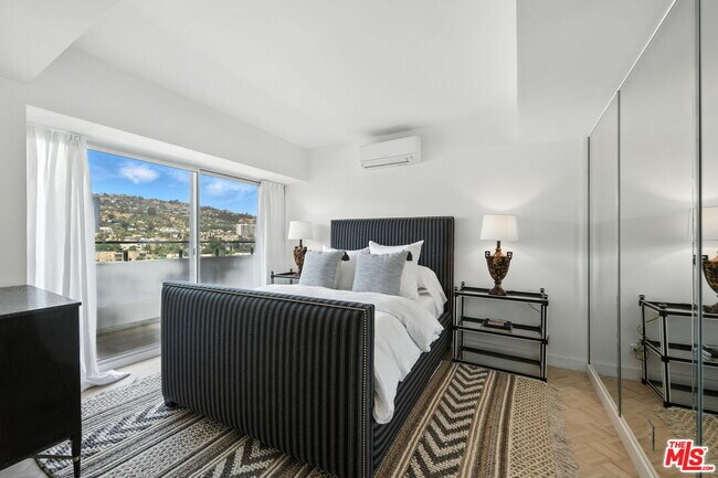 Building Photo - 838 N Doheny Dr