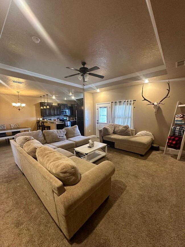 Building Photo - Stunning 4 Bed 2 Bath Home! Parkview Schoo...
