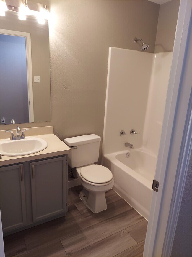 Building Photo - 933 Valentine Ave