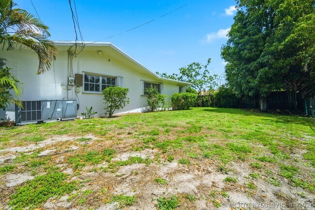 Building Photo - 321 E Chaminade Dr