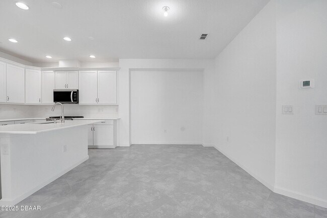 Building Photo - 215 Summertime Pl