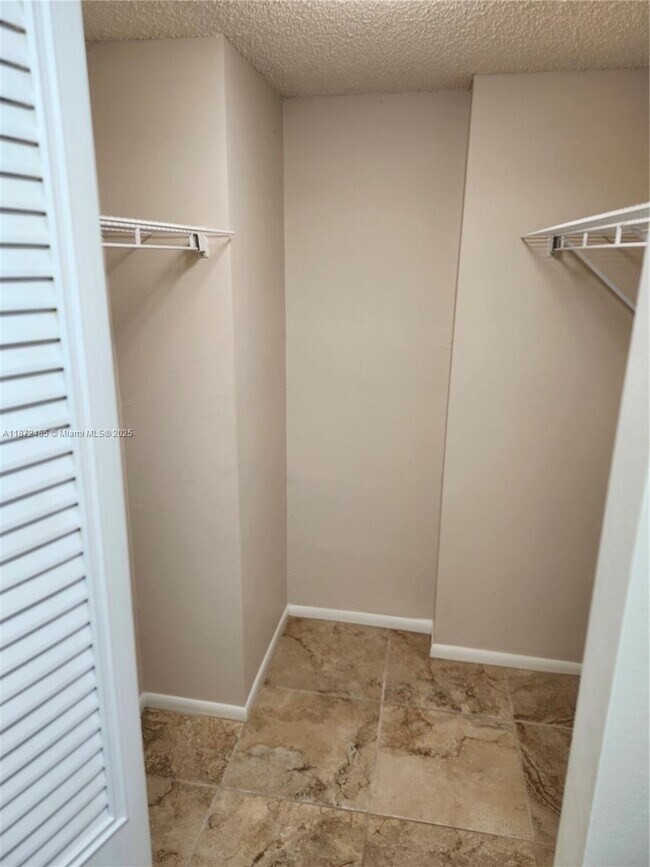 Building Photo - 9450 Poinciana Pl