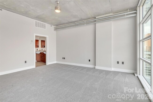 Building Photo - 505 E 6th St