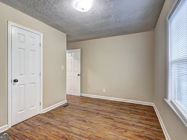 Building Photo - 5164 Phillips Dr