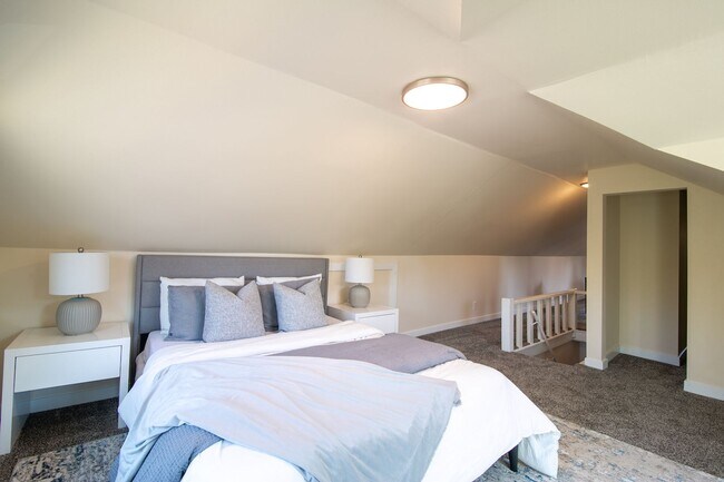 Building Photo - Beautifully Remodeled 3 Bed/1 Bath Bungalo...