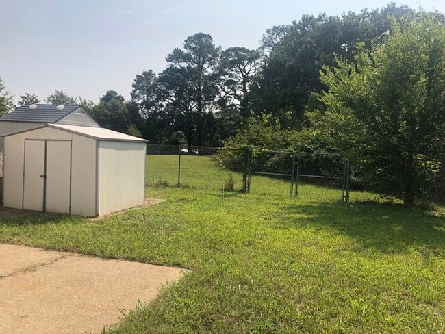 Building Photo - STUNNING 3 BEDROOM END UNIT TOWNHOUSE just off gate of Little Creek!!