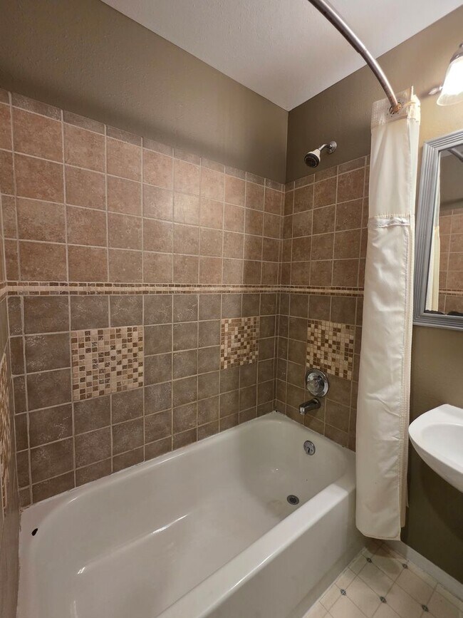 Building Photo - 3 Bedroom 2 Bathroom House With Huge Backy...