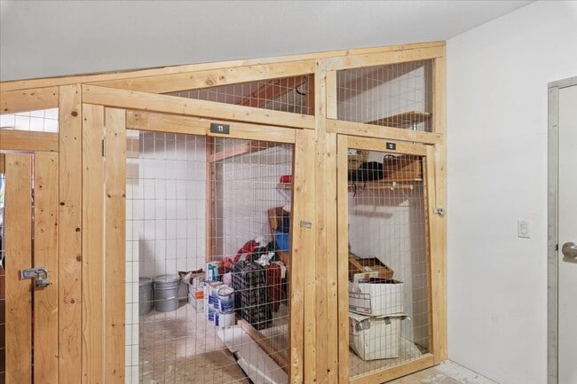 Building Photo - Prime Maple Leaf Bright 2-Bed 2-Bath Corner Condo