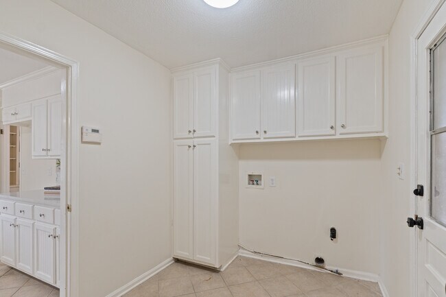 Building Photo - 2451 Belcher Dr