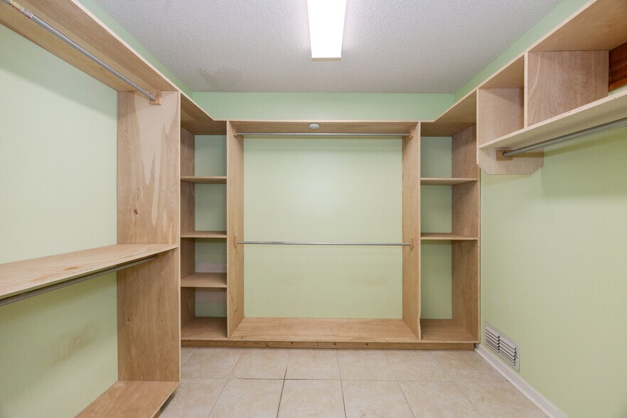 Building Photo - 13422 S Fairview Ave